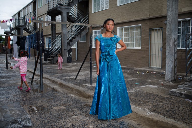 MANENBURG / KAAPSTAD / ZUID-AFRIKA - Lauren-Lee (Lola) Scheepers (18) in haar eindgalajurk in haar wijk Joyce Court in Manenburg, waar de Clever Kids Gang de leiding heeft. Manenburg is een wijk waar gangsters de straten in de macht hebben. Ieder gedeelte van de wijk heeft een eigen gang, wat afgelopen jaar meermaals leidde tot doden en gewonden tijdens hevige gangsterrellen. Phoenix Secondary School is in september tijdelijk gesloten, omdat de kinderen niet naar school konden door de hevige gansterrellen.